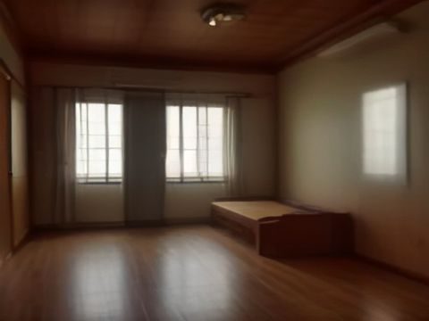 都市公寓室内场景，夫妻二人坐在同一张餐桌旁却各自低头看手机，画面呈现婚姻疏离的日常状态，暖色调灯光与冷漠距离形成鲜明对比